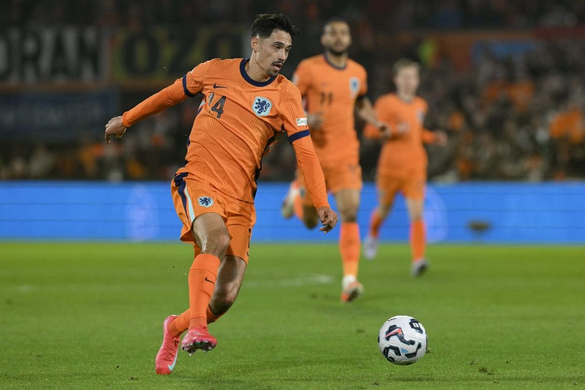 Gelandang Timnas Belanda, Tijjani Reijnders, mengontrol bola pada pertandingan leg pertama perempat final UEFA Nations League antara Belanda dan Spanyol di Stadion De Kuip di Rotterdam, pada tanggal 20 Maret 2025.