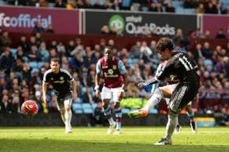 Alexandre Pato mencetak satu gol via titik penalti saat Chelsea menang 4-0 atas Aston Villa di Villa Park, Sabtu (2/4/2016). 