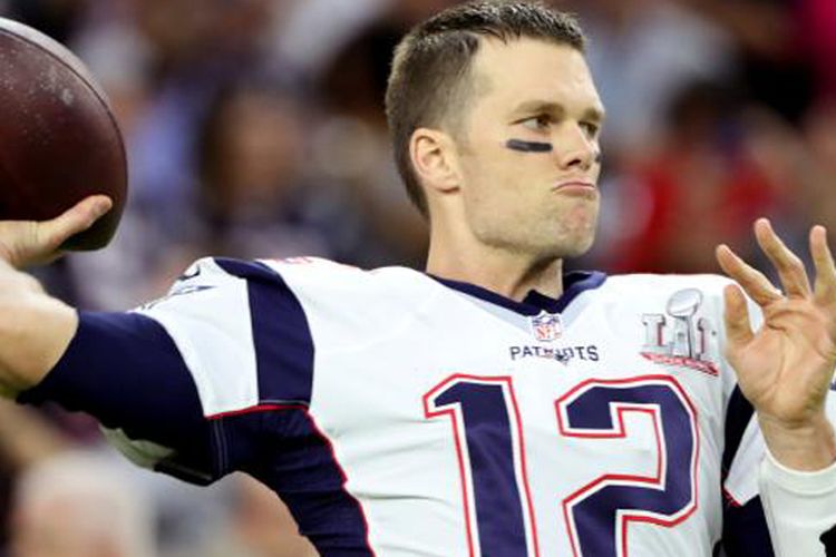 Pemain New England Patriots Tom Brady dengan jersey nomor 12-nya. 