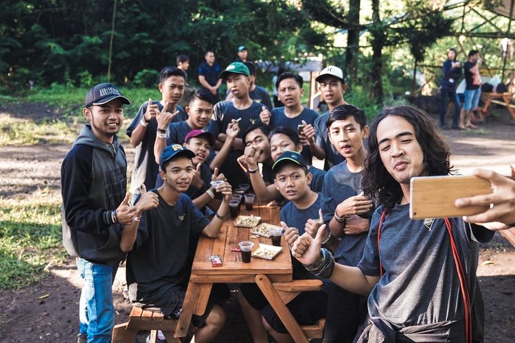 Para peserta konser rock di alam terbuka RockAdventure 2018. Mereka berkemah bersama di alam terbuka tidak jauh dari panggung konser rock ini.