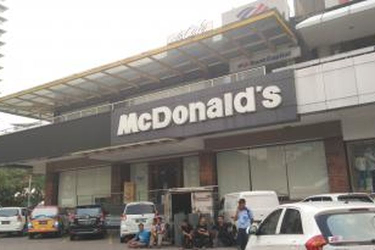 Beberapa tenant di Gedung Sarinah tutup setelah ledakan bom. Salah satunya adalah restoran cepat saji McDonald. 