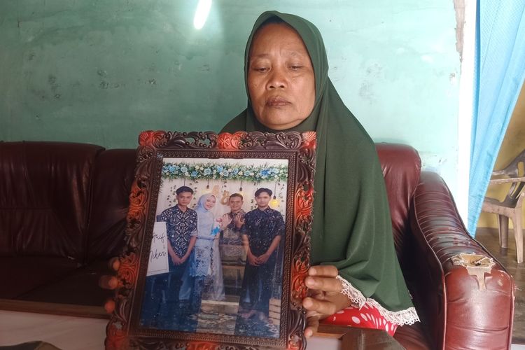 Ibu Wastiah orang tua Sapta Kusmarianto TKI ilegal di Kamboja yang minta dipulangkan ke Indonesiai