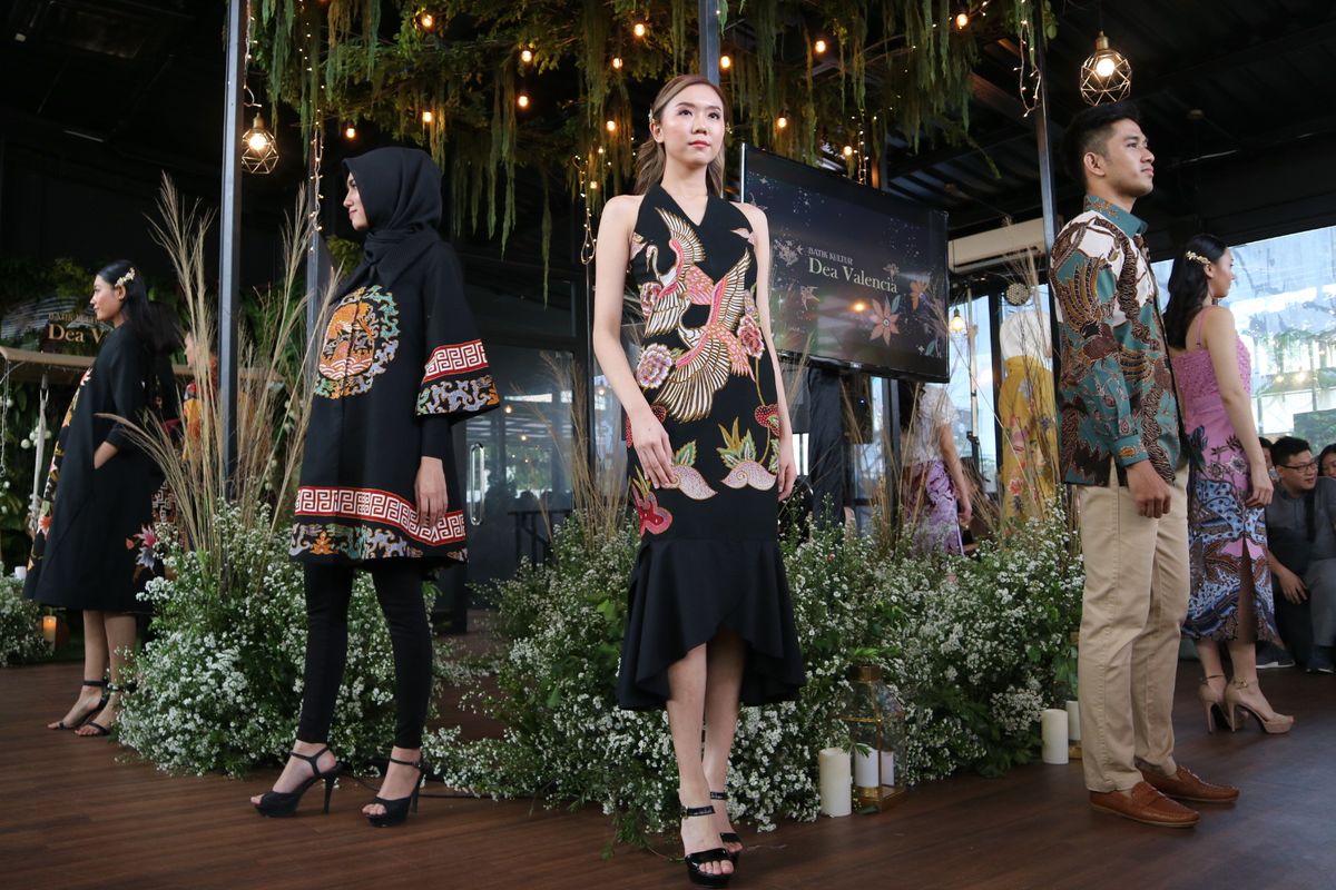 Deretan koleksi busana Batik Kultur by Dea Valencia yang ditampilkan pada peragaan busana perdananya di Kaca Coffee & Eatery, Sudirman, Jakarta Pusat, Sabtu (23/3/2019).