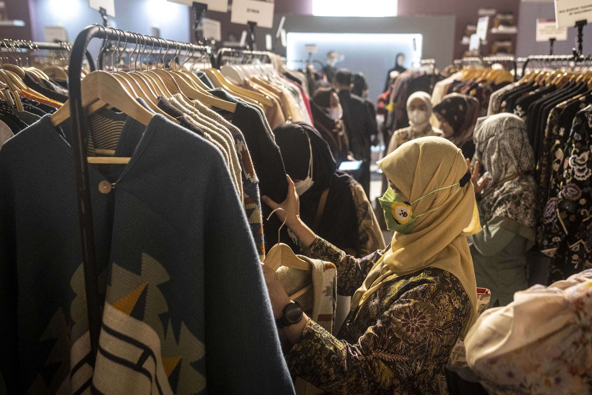 Pengunjung melihat busana yang dijajakan di salah satu stan pameran produk fesyen Muslim Fashion Festival (MUFFEST+) 2023 di Jakarta, Selasa (7/3/2023). Pameran yang diikuti sekitar 150 merek lokal itu menampilkan beragam koleksi produk dari perancang dan pengusaha mode Indonesia dan bertujuan mempromosikan produk fesyen nasional dan berlangsung hingga 10 Maret 2023.