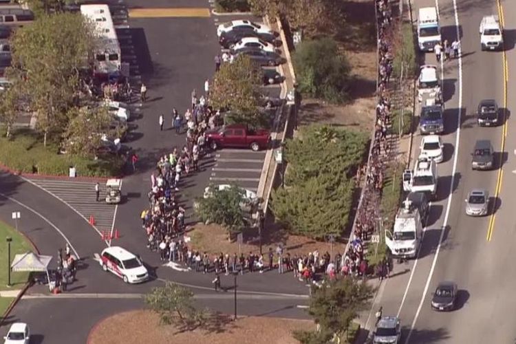 Situasi antrean donor darah di Thousand Oaks, California, Kamis (8/11/2018). Ratusan warga bebrondong-bondong menyumbangkan darah mereka untuk korban penembakan massal. (CNN)
