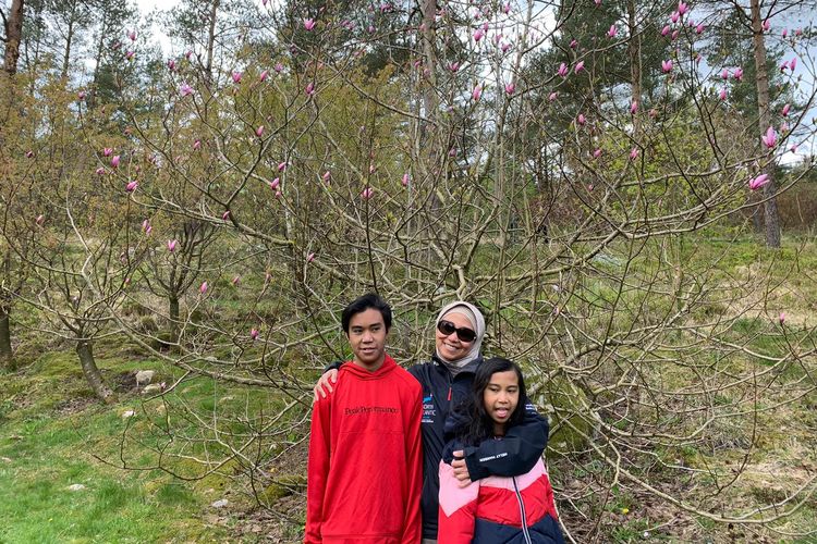 Istri Eko Yudha dan anak mereka saat ngabuburit di Norwegia, (5/2020). 