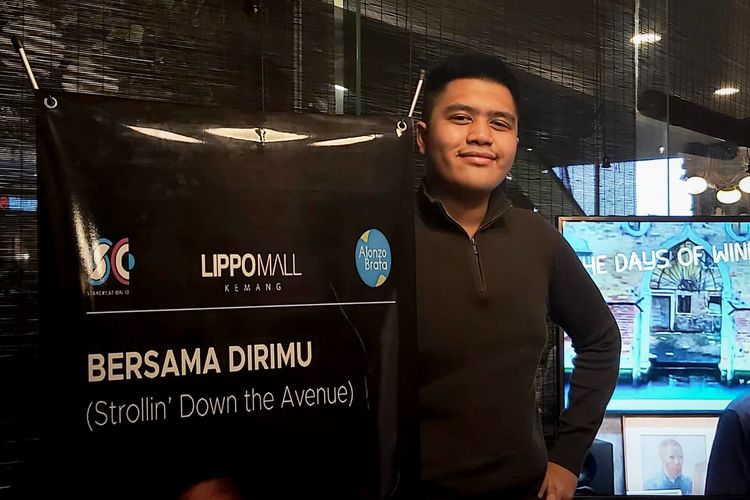Penyanyi Alonzo Brata saat ditemui usai perilisan single Bersama Dirimu (Strollin’ Down the Avenue) di kawasan Kemang, Jakarta Selatan, Kamis (28/7/2022). 
