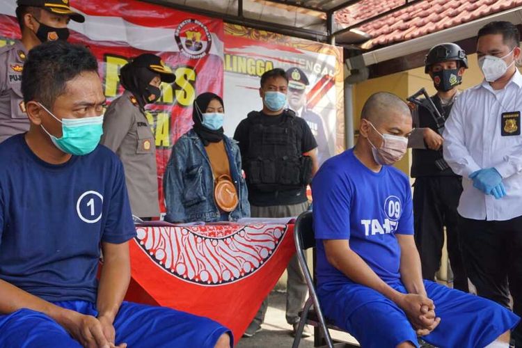 Kapolres Purbalingga, AKBP Fannky Ani Sugiharto menginterogasi dua tersangka jambret yang beraksi selama bulan puasa di Purbalingga, Senin (17/5/2021).
