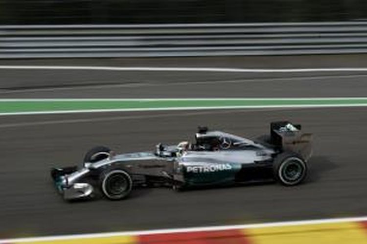 Pebalap Mercedes asal Inggris, Lewis Hamilton, memacu motornya pada sesi latihan pertama GP Belgia di Sirkuit Spa-Francorchamps, Jumat (22/8/2014).