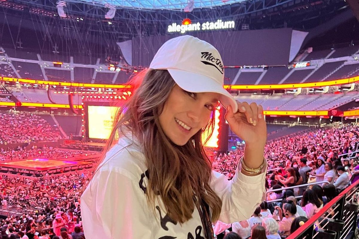 Luna Maya saat menonton konser BTS Permission To Dance On Stage - Las Vegas, di Allegiant Stadium, Las Vegas, Amerika Serikat, Sabtu, 16 April 2022.