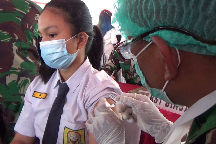 Tim medis menyuntikkan vaksin Covid-19 kepada siswa dalam pelaksanaan vaksinasi Covid-19 untuk siswa SMP dan SMA di Medan, Rabu (14/7/2021).