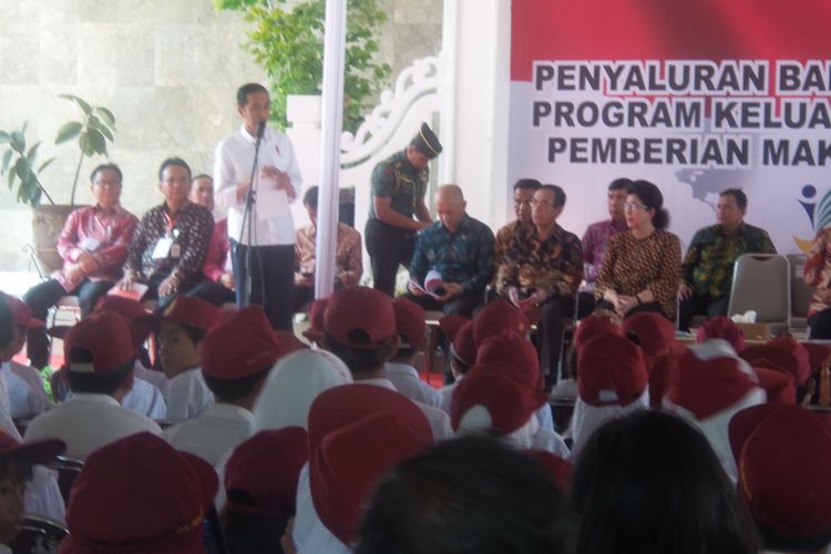 Presiden Joko Widodo saat membagi-bagikan makanan tambahan dan kartu Program Keluarga Harapan di Pendopo Pemkab Ciamis, Jawa Barat, Sabtu (10/7/2017).
