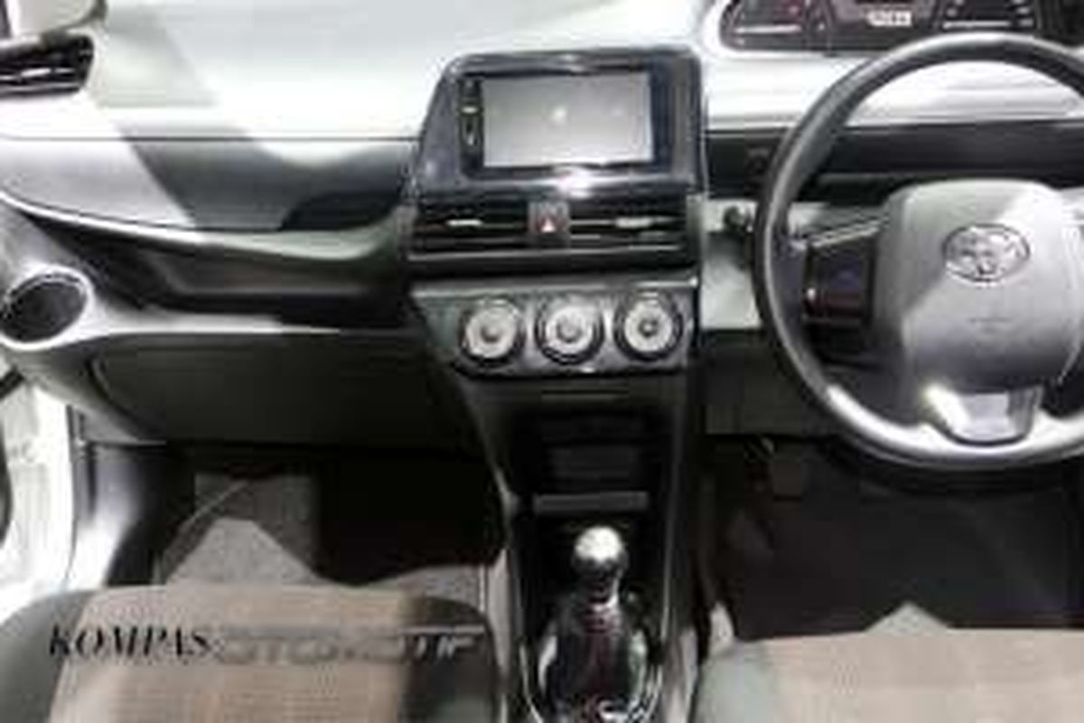 Interior Sienta versi Indonesia tipe manual 6-percepatan. 