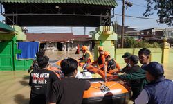 Tim DMC Dompet Dhuafa Evakuasi 90 Warga yang Terjebak di MAN 2 Tanjung Pura