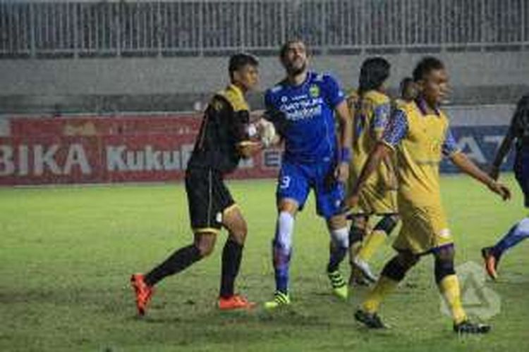 M Riandy, kiper 16 tahun Barito Putera, tampil apik pada laga versus Persib Bandung di Stadion Pakansari, Sabtu (13/8/2016). 