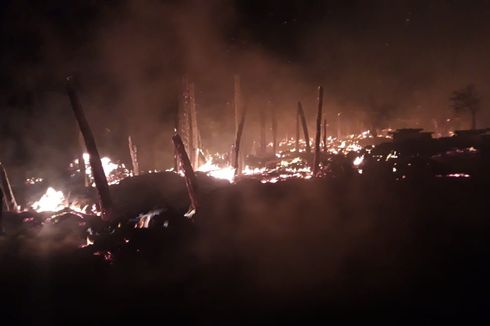 Fire Razes 22 Traditional Wooden Houses in Indonesia’s East Nusa Tenggara 