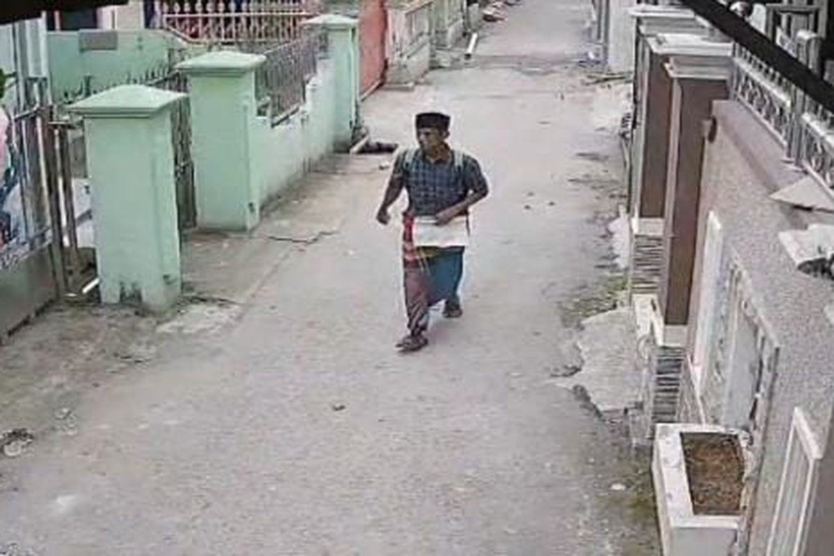 Potongan gambar Roni Apul Haloho (30) dsri video CCTV saat beraksi di Jalan Pasar Merah, Kelurahan Binjai, Kecamatan Medan Denai, Kota Medan pada Selasa (2/2/2026). 