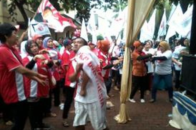 Warga dan simpatisan Partai Keadilan dan Persatuan Indonesia berjoget dalam acara Rapat Umum PKPI perdana partai tersebut di Gelanggang Remaja, Mampang Prapatan, Jakarta, Senin (17/3/2014).