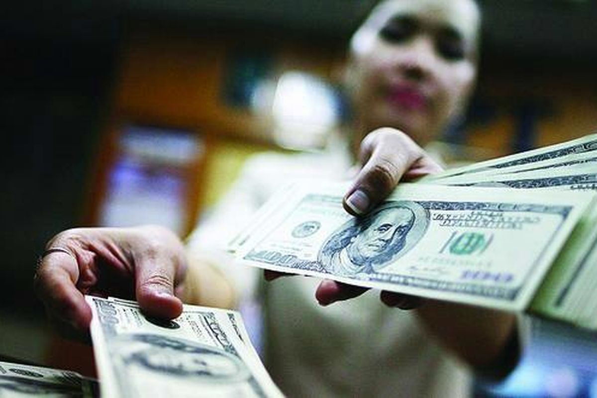 Petugas memeriksa lembaran dollar Amerika Serikat di tempat penukaran valuta asing PT Ayu Masagung di Kwitang, Jakarta Pusat, Selasa (8/3). Nilai tukar rupiah terhadap dollar AS pada kurs tengah BI bertahan pada Rp 8.789 seperti sehari sebelumnya.