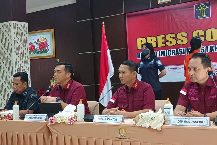 Dirjen Imigrasi, Silmy Karim saat konferensi pers 2 WNA yang ditangkap Imigrasi pada kasus prostitusi, Jumat (31/3/2023).