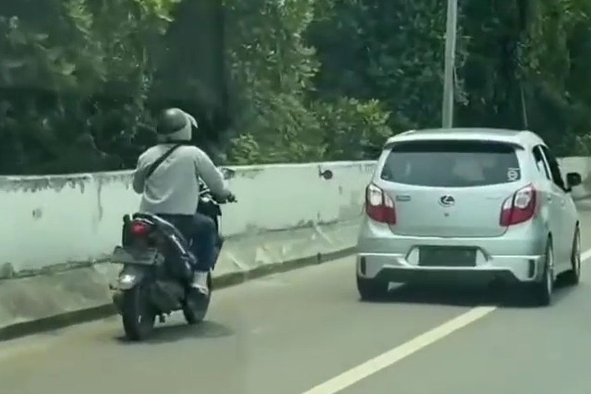 Tangkapan layar video pemotor masuk Jalan Tol Pluit, Jakarta Utara, Rabu (9/3/2022).