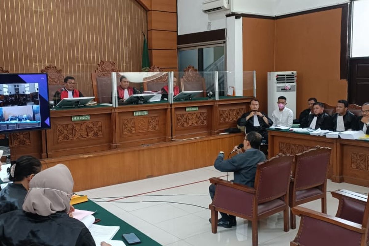 Ahli hukum pidana dari UIN Jakarta, Alfitra, saat memberikan penjelasan di persidangan kasus penganiayaan Mario Dandy Satriyo dan Shane Lukas di Pengadilan Negeri Jakarta Selatan, Selasa (18/7/2023).