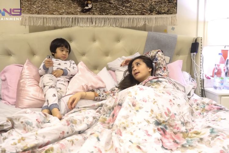 Nagita Slavina berbincang dengwn Rafathar sebelum tidur. (Bidikan layar YouTube RANS Entertaiment). 