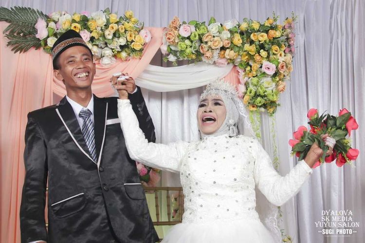 Foto pernikahan Mbah Gambreng dan Ardi Waras.