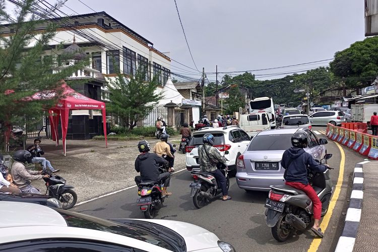 Situasi arus lalin di ruas Jalan Raya Puncak Bogor, Jawa Barat, Sabtu (29/4/2023) siang.