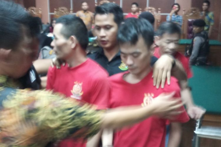 Empat warga China Daratan yang menyelundupkan 1,6 ton sabu ke Indonesia divonis hukuman mati oleh jaksa penuntut umum (JPU) dalam sidang yang digelar di ruang Kusumah Atmadja Pengadilan Negeri (PN) Batam, Kamis (29/11/2018) malam.