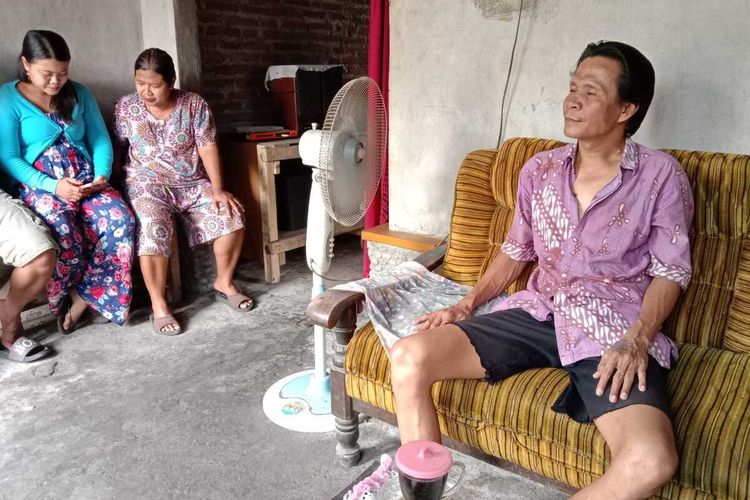 Khoirul Asnan (43), mantan sopir yang mengalami kebutaan mata sejak 2013, saat ditemui di rumahnya, di Dusun Menganto, Desa Menganto, Kecamatan Mojowarno, Kabupaten Jombang, Jawa Timur.
