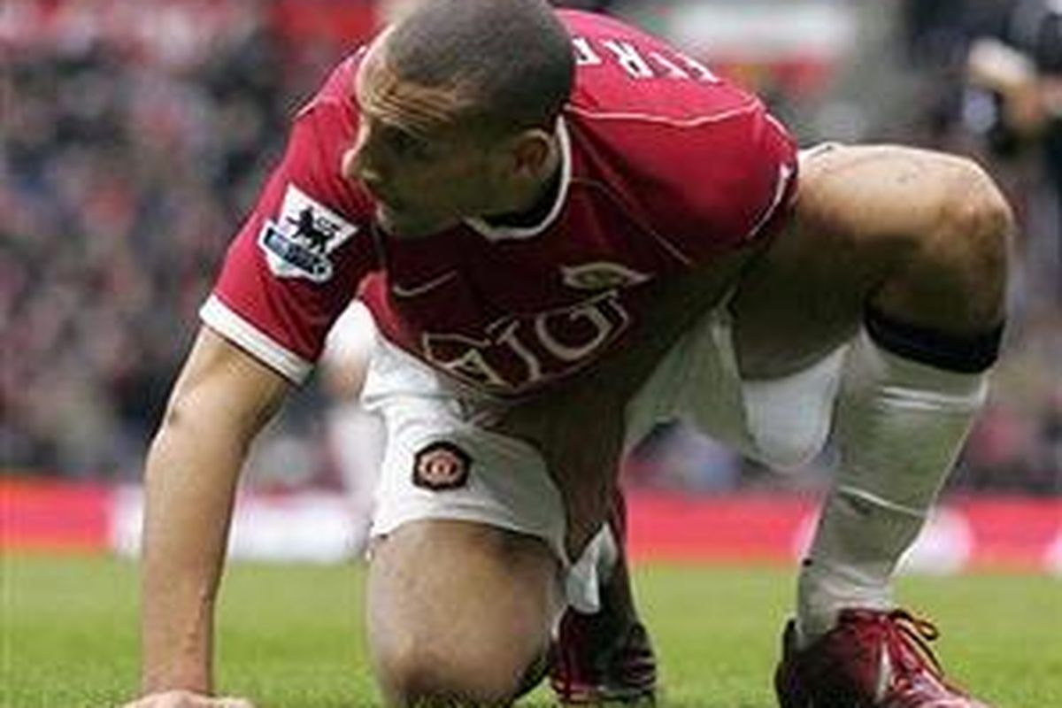 Rio Ferdinand harus istirahat karena cedera.