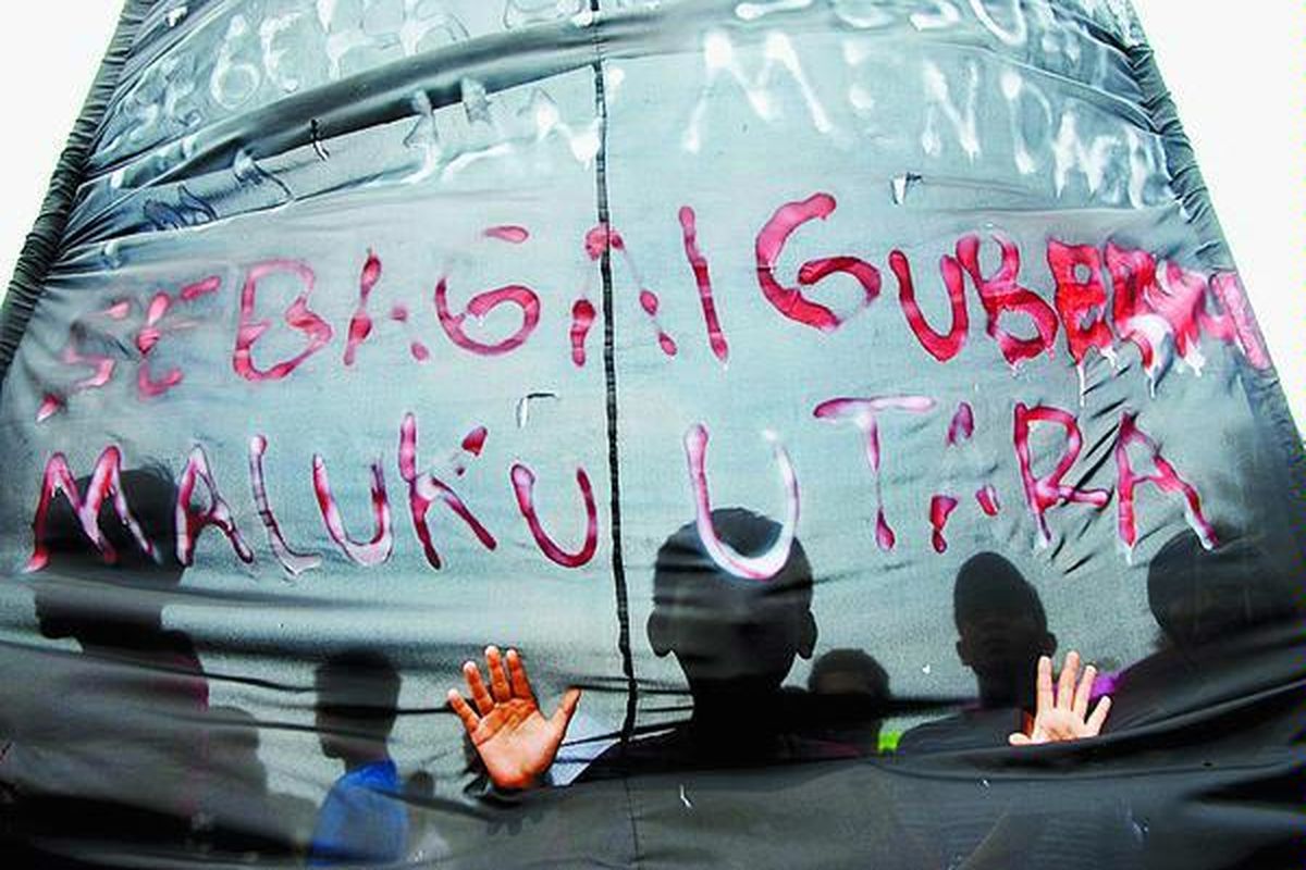 Pengunjuk rasa dari Aliansi Pro Demokrasi Maluku Utara (Malut) melakukan aksi di depan Istana Merdeka, Jakarta, Selasa (29/7). Mereka meminta pemerintah segera menyelesaikan kemelut pemilihan kepala daerah di Malut agar tak berlarut-larut supaya situasi dan kondisi masyarakat kembali kondusif.  