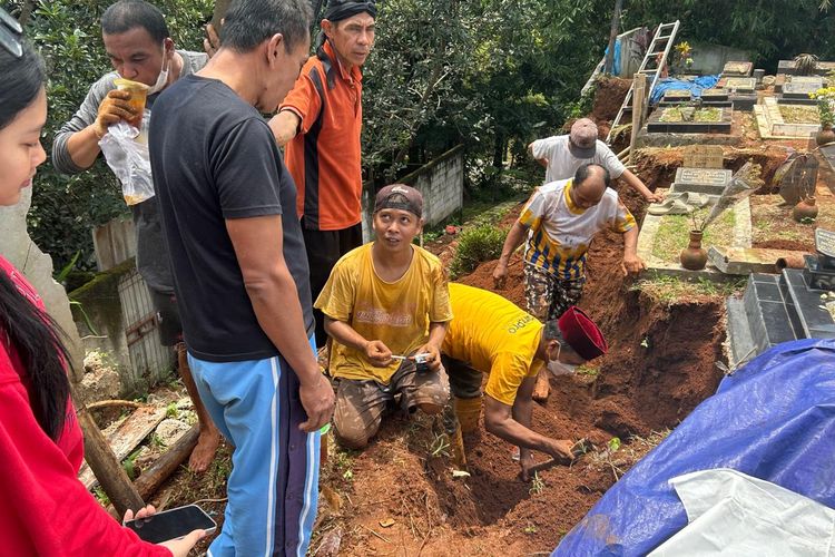 Hujan Berhari-hari Jadi Pemicu Longsor di TPU Muara Benda Depok