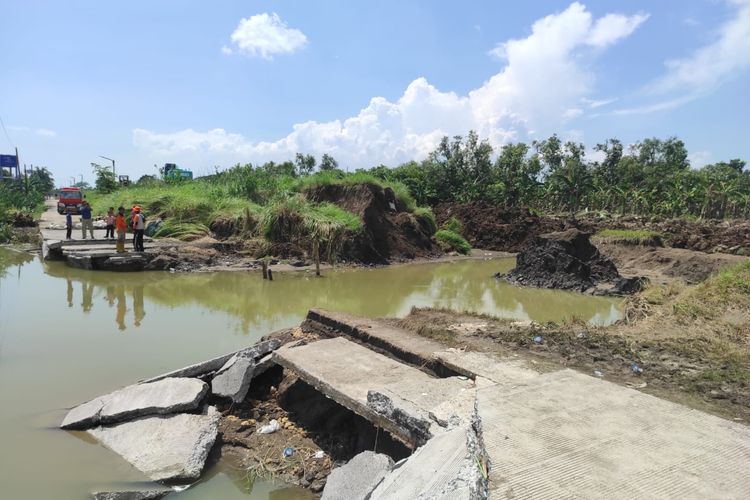 Tanggul Jebol Demak Putuskan Jalan Cor Beton 3 Lapis, Alternatif Arah Grobogan Lumpuh