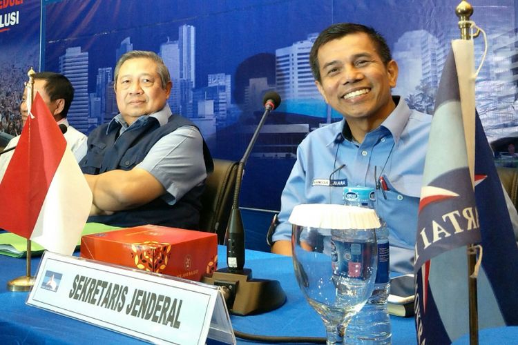 Ketua Umum DPP Partai Demokrat, Susilo Bambang Yudhoyono (kiri) dan Sekretaris Jenderal DPP Partai Demokrat Hinca Panjaitan (kanan) saat berbincang sebelum rapat tertutup terkait dengan penyelenggaraan Pilkada 2018 di kantor kantor DPP Partai Demokrat, Jakarta, Rabu (3/1/2018). 