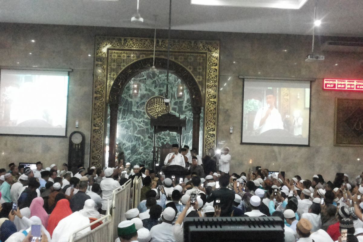 Calon gubernur DKI Jakarta nomor pemilihan tiga Anies Baswedan saat menghadiri acara syukuran kemenangannya di Pilkada DKI 2017 yang digelar di Masjid Sunda Kelapa, Menteng, Jakarta Pusat, Kamis (20/4/2017) malam.