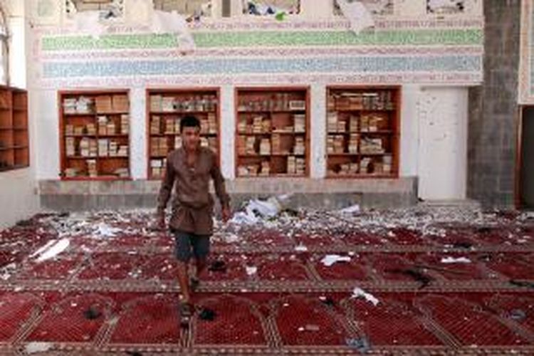 Seorang pria tengah melihat kerusakan di masjid Badr, Yaman akibat serangan bom bunuh diri yang terjadi pada Jumat (20/3/2015), tepat di saat masjid itu dipenuhi warga yang menjalankan ibadah shalat Jumat.