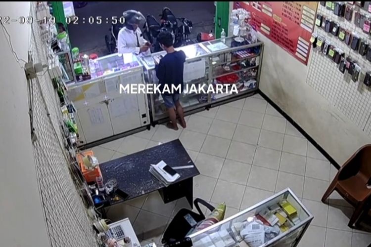 Pelaku penipuan dengan modus isi saldo dompet digital terekam kamera CCTV. Ia berhasil menggasak uang ratusan ribu milik korban. 