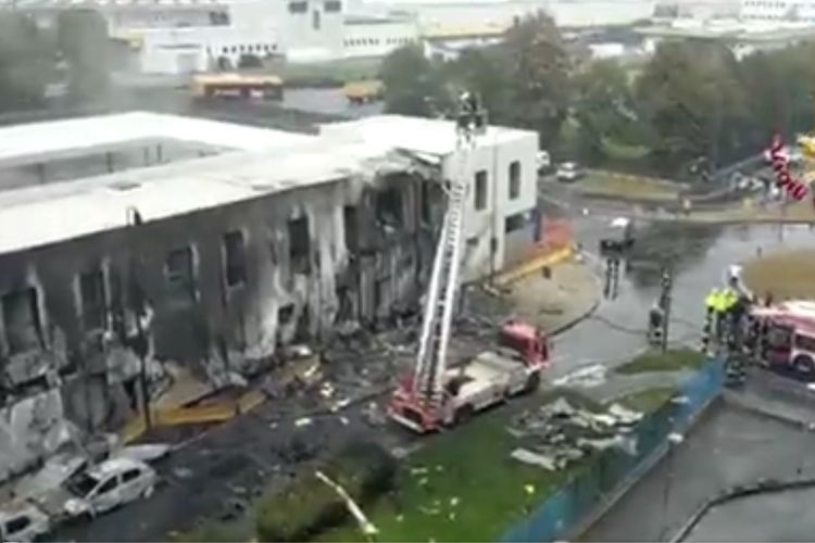 Tangkapan layar dari video yang merekam upaya pemadaman kebakaran setelah satu unit pesawat pribadi menabrak sebuah gedung perkantoran yang kosong di Milan, Italia.