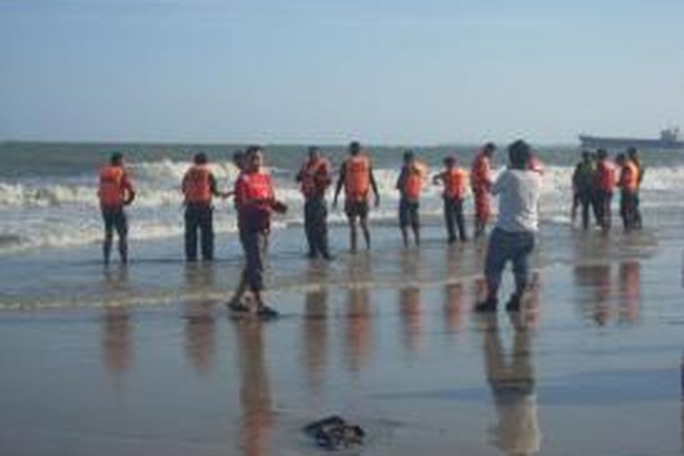Tim pencari belum berhasil menemukan Jaka, pelajar yang tenggelam di Pantai Monpera, Balikpapan, Kalimantan Timur, Minggu (11/8/2013).