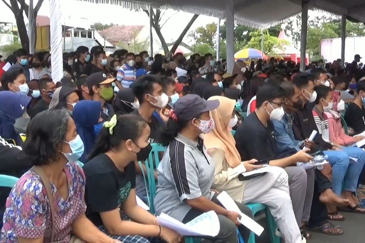 Antrean warga menunggu giliran menerima vaksinasi di GOR Lembu Peteng Kabupaten Tulungagung Jawa Timur, Sabtu (11/09/2021).