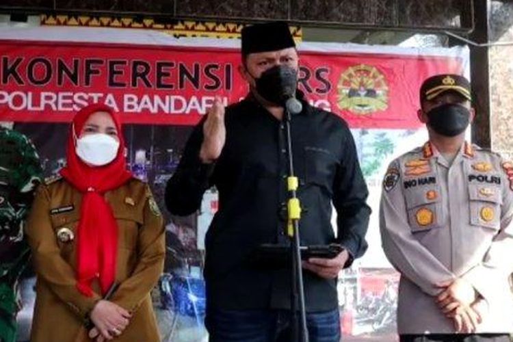 Dirkrimum Polda Metro Jaya Kombes Pol Hengki Haryadi memberikan keterangan pers di Mapolresta Bandar Lampung terkait penangkapan pimpinan Khilafatul Muslimin, Abdul Qadir Baraja, Selasa (7/6/2022). 
