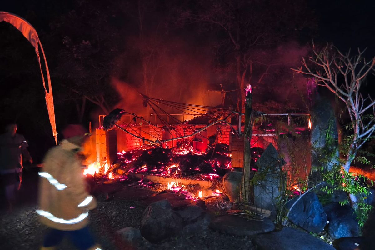 Gazebo wisata Toron Samalem Terbakar di Pamekasan, Selasa malam (24/6/2025)