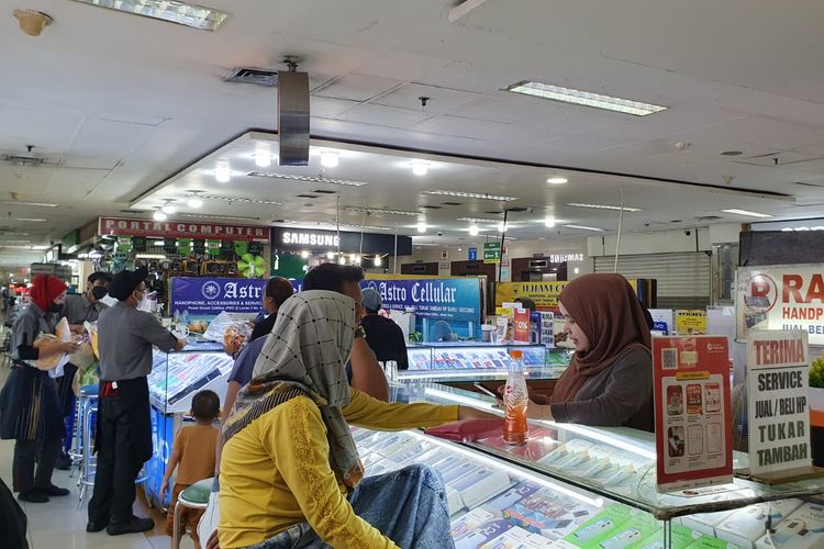Suasana konter HP di sentra ponsel Pusat Grosir Cililitan (PGC)