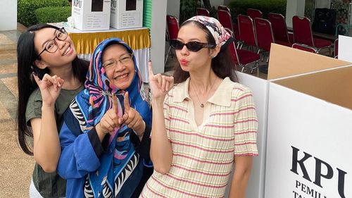 Intip Gaya 9 Selebritas Saat Nyoblos Pilkada 2024, Luna Maya Bergaya Sporty