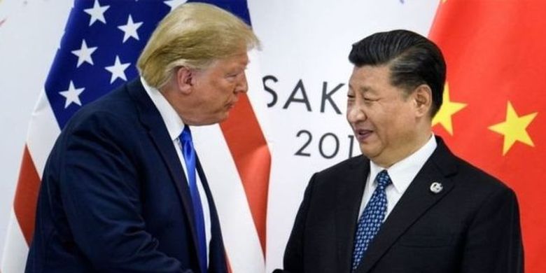 Presiden AS Donald Trump dan Presiden Cina Xi Jinping di sela-sela KTT G20 di Jepang.