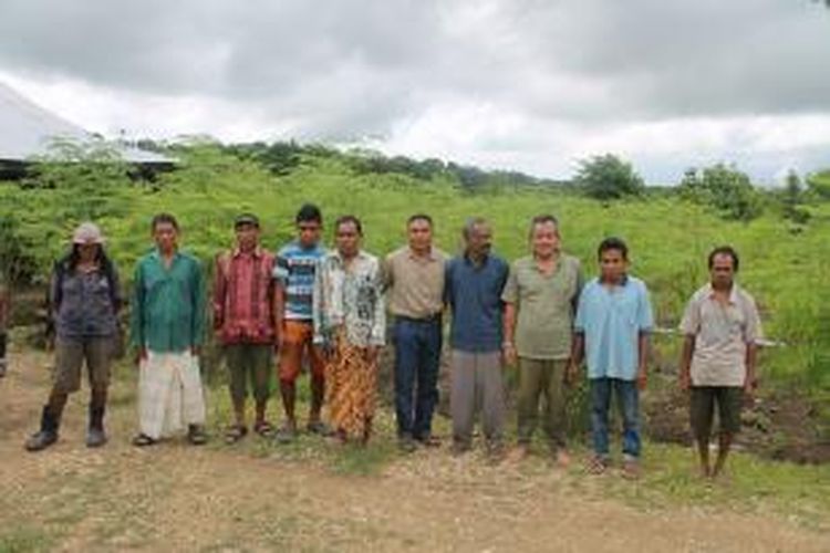 Perwakilan warga 3 RT di Kelurahan Fatukoa, Kota Kupang, Nusa Tenggara Timur (NTT) berpose bersama pengusaha kelor di tempat Budidaya kelor MarungaWirasakti, Selasa (27/1/2015)