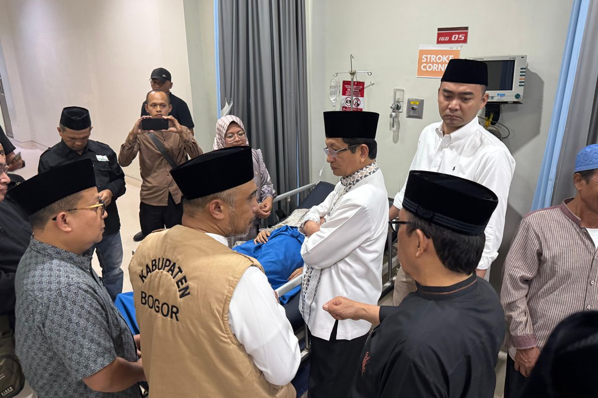Menteri Agama Nasaruddin Umar hari ini menyambangi Rumah Sakit Palang Merah Indonesia (PMI) dan Rumah Sakit Umum Daerah (RSUD) Kabupaten Bogor, Minggu (7/9/2025). Menag menjenguk jemaah yang dirawat akibat bangunan majelis taklim Ashobiyyah roboh.