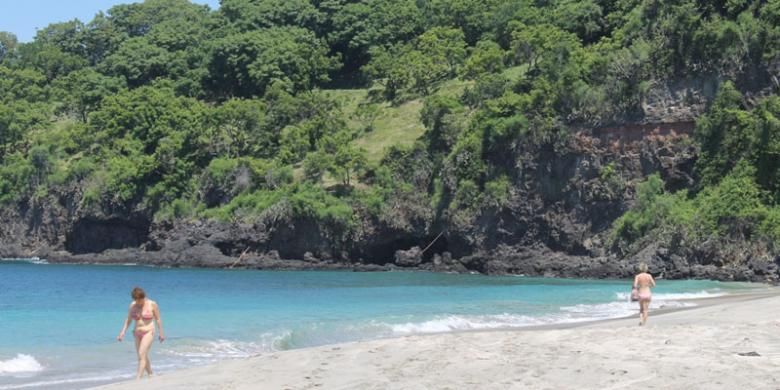 Pantai Bias Putih di Candidasa, Karangasem, Bali, berlatar belakang Bukit Asah. Bukit Asah juga sebagai tempat obyek wisata alam yang menghadirkan panorama laut dari atas puncak bukit. 